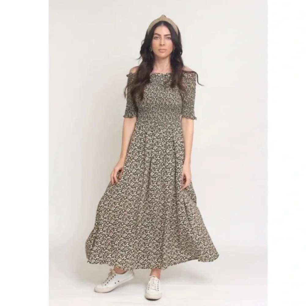 Dress Forum | Smocked Bodice Floral Midi Dress - Picture 5 of 13